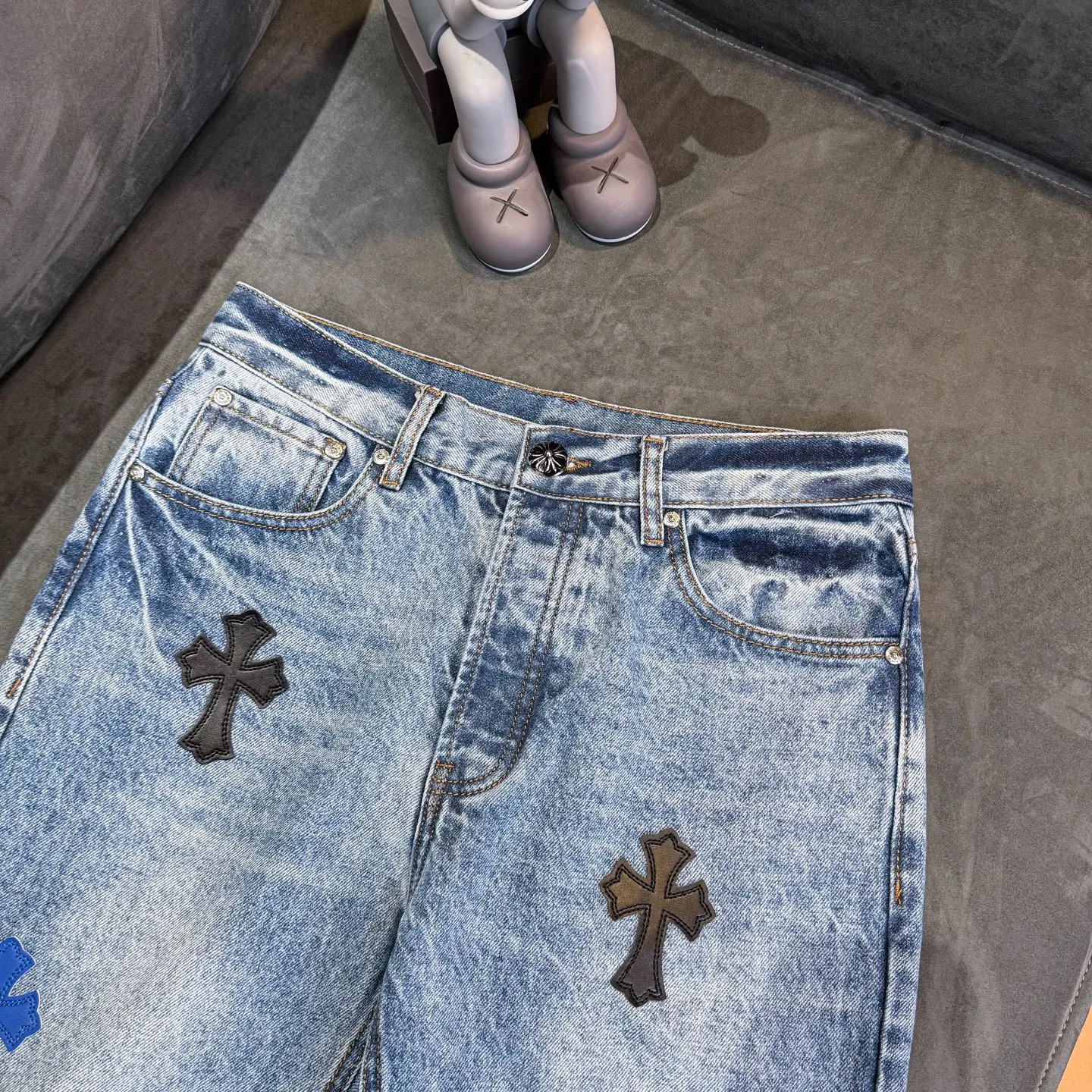 P270 Chrome Hearts CH Cross embroidered distressed jeans Top ceiling quality 100% version correct version is coming!  Believe me this must be the best quality you will ever come across! ! Excellent value for money! !  Styles with different washes and textures are very friendly to people with thin legs and thick legs. The straight version is very flattering to the shape of the legs. The moderate length is timeless and easy to match. It is the basis of various styles and a must-have in the wardrobe! ! Add a little stacking to easily control this year's popular clean fit fabric. The fabric is stiff but the upper body is soft without losing texture. The sides and cuffs of some styles have a bone-wash effect. It's really hard not to love it! The outfit effect is immediate! ✅Correctly customize the Croxin metal leather label on the back panel. It is not sold directly with the cross on the finished jeans. 1:1 copying strives for excellence and the details are perfectly grasped. ✅The cross leather label is clear and smooth. Exquisite turning top craftsmanship. ✅Buttons, zippers and hardware are all customized versions of the Croxin LOGO. ✅High-cost washing process. Size: 28 30 32 34 36 (5 sizes)